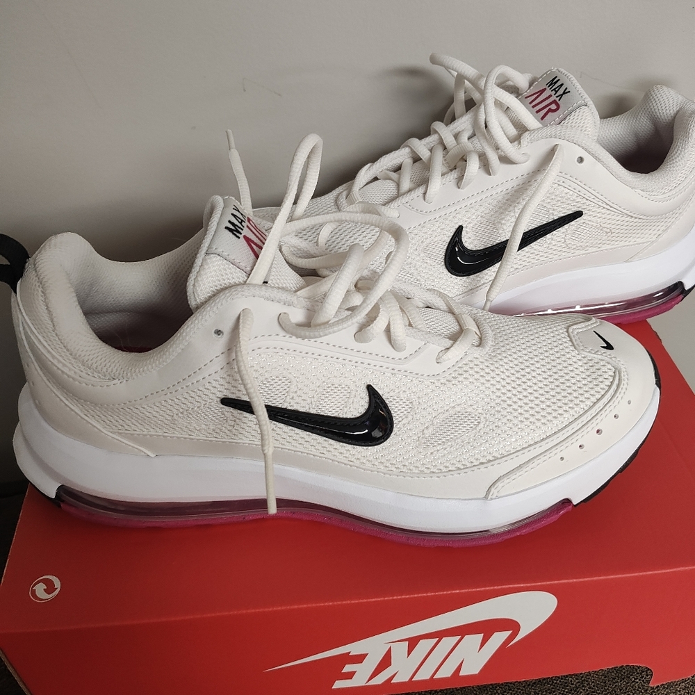 New Women's NIKE air max size 11.  Never worn. In box with no top